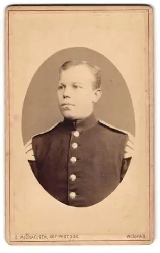 Fotografie C. Michaelsen, Wismar, Soldat in Musiker Uniform mit Schwalbennest