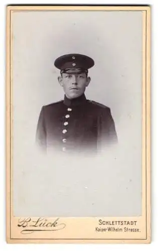 Fotografie B. Lück, Schlettstadt, Soldat in Uniform Rgt. 8 mit Schirmmütze