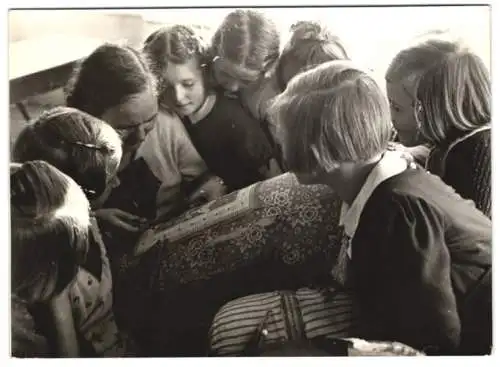 10 Fotografien Wilhelm Sturm, Ansicht Gottesgab / Erzgebirge, Klöppeln von Spitzenware in Heimarbeit & in der Schule