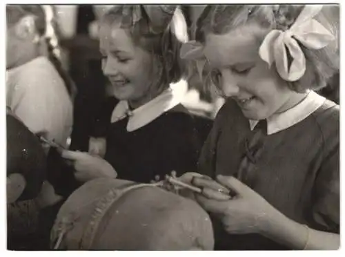 10 Fotografien Wilhelm Sturm, Ansicht Gottesgab / Erzgebirge, Klöppeln von Spitzenware in Heimarbeit & in der Schule