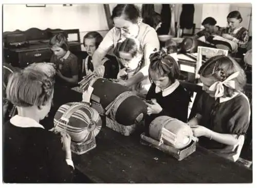 10 Fotografien Wilhelm Sturm, Ansicht Gottesgab / Erzgebirge, Klöppeln von Spitzenware in Heimarbeit & in der Schule