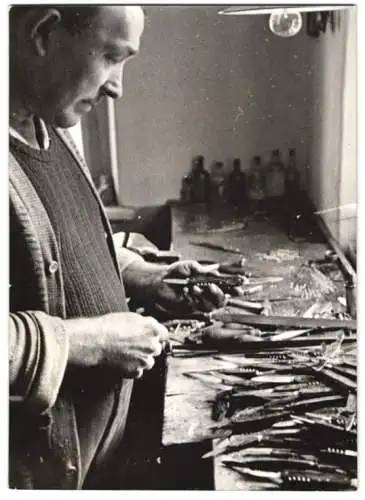 16 Fotografien Wilhelm Sturm, Ansicht Rumburg, Heimarbeit Weber mit Webstuhl & Spinnrad, Kunstblumenerzeugung u.a.