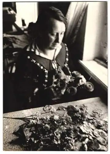 16 Fotografien Wilhelm Sturm, Ansicht Rumburg, Heimarbeit Weber mit Webstuhl & Spinnrad, Kunstblumenerzeugung u.a.