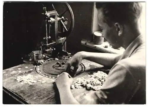 16 Fotografien Wilhelm Sturm, Ansicht Rumburg, Heimarbeit Weber mit Webstuhl & Spinnrad, Kunstblumenerzeugung u.a.