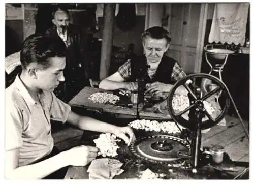 16 Fotografien Wilhelm Sturm, Ansicht Rumburg, Heimarbeit Weber mit Webstuhl & Spinnrad, Kunstblumenerzeugung u.a.