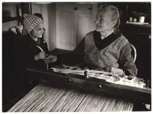 16 Fotografien Wilhelm Sturm, Ansicht Rumburg, Heimarbeit Weber mit Webstuhl & Spinnrad, Kunstblumenerzeugung u.a.