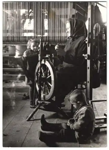16 Fotografien Wilhelm Sturm, Ansicht Rumburg, Heimarbeit Weber mit Webstuhl & Spinnrad, Kunstblumenerzeugung u.a.
