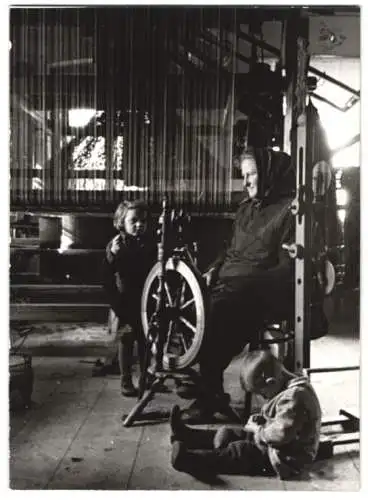 16 Fotografien Wilhelm Sturm, Ansicht Rumburg, Heimarbeit Weber mit Webstuhl & Spinnrad, Kunstblumenerzeugung u.a.
