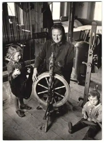 16 Fotografien Wilhelm Sturm, Ansicht Rumburg, Heimarbeit Weber mit Webstuhl & Spinnrad, Kunstblumenerzeugung u.a.