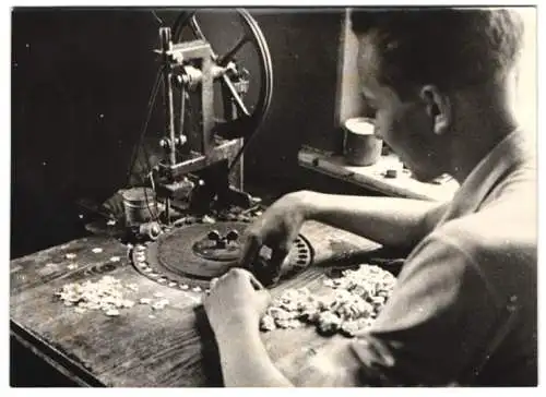 16 Fotografien Wilhelm Sturm, Ansicht Rumburg / Sudetengau, Heimweber produzieren Kunstblumen, Messerschmied Heimarbeit