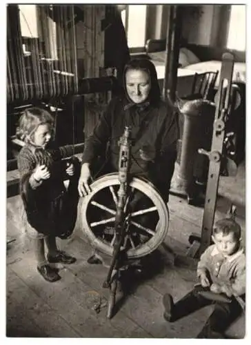 16 Fotografien Wilhelm Sturm, Ansicht Rumburg / Sudetengau, Heimweber produzieren Kunstblumen, Messerschmied Heimarbeit