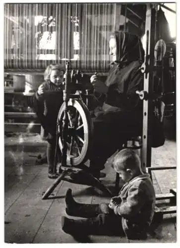 16 Fotografien Wilhelm Sturm, Ansicht Rumburg / Sudetengau, Heimweber produzieren Kunstblumen, Messerschmied Heimarbeit