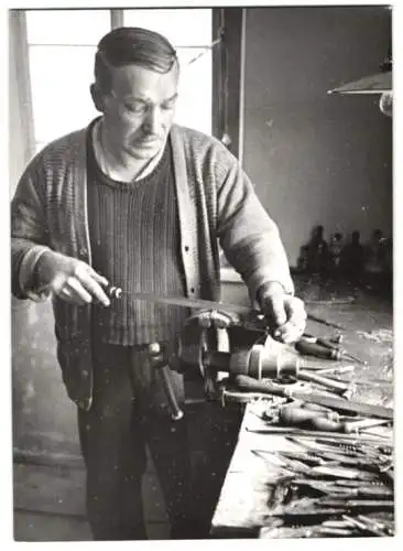 16 Fotografien Wilhelm Sturm, Ansicht Rumburg / Sudetengau, Heimweber produzieren Kunstblumen, Messerschmied Heimarbeit