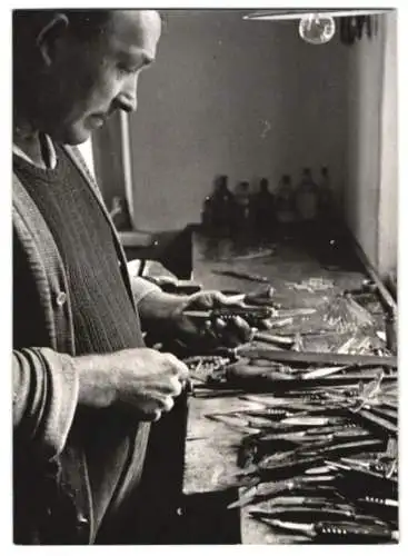 16 Fotografien Wilhelm Sturm, Ansicht Rumburg / Sudetengau, Heimweber produzieren Kunstblumen, Messerschmied Heimarbeit