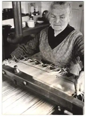 16 Fotografien Wilhelm Sturm, Ansicht Rumburg / Sudetengau, Heimweber produzieren Kunstblumen, Messerschmied Heimarbeit