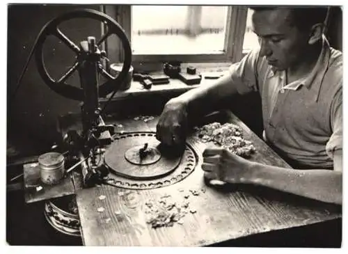 16 Fotografien Wilhelm Sturm, Ansicht Rumburg / Sudetengau, Heimweber produzieren Kunstblumen, Messerschmied Heimarbeit