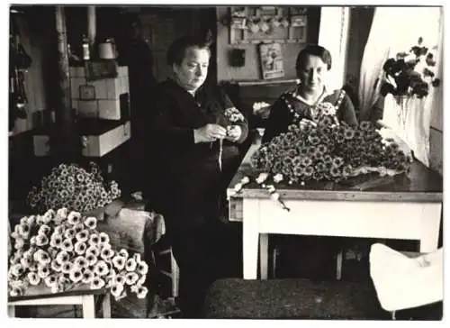 16 Fotografien Wilhelm Sturm, Ansicht Rumburg / Sudetengau, Heimweber produzieren Kunstblumen, Messerschmied Heimarbeit