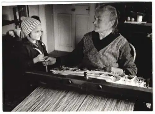 16 Fotografien Wilhelm Sturm, Ansicht Rumburg / Sudetengau, Heimweber produzieren Kunstblumen, Messerschmied Heimarbeit
