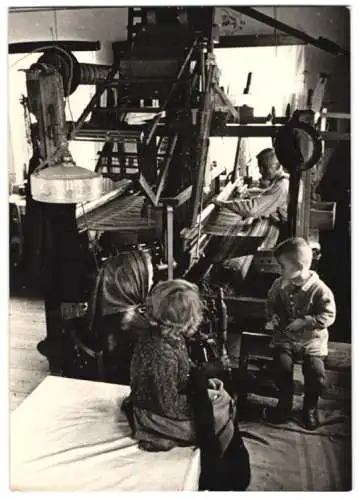 16 Fotografien Wilhelm Sturm, Ansicht Rumburg / Sudetengau, Heimweber produzieren Kunstblumen, Messerschmied Heimarbeit