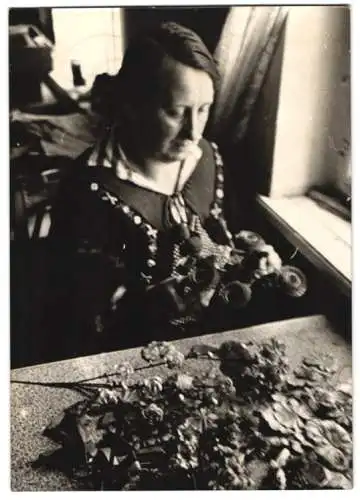 16 Fotografien Wilhelm Sturm, Ansicht Rumburg / Sudetengau, Heimweber produzieren Kunstblumen, Messerschmied Heimarbeit