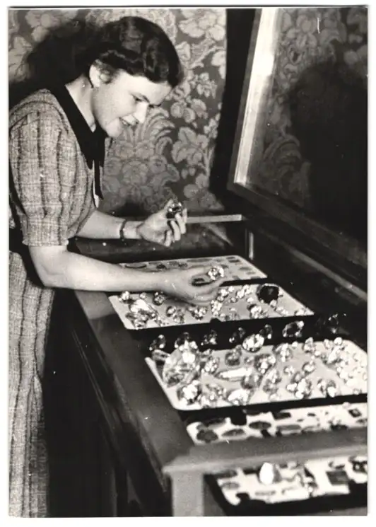 19 Fotografien Wilhelm Sturm, Ansicht Gablonz / Böhmen, Haida Glasmanufaktur, Handwerker produzieren Kristallglas u.a. 0