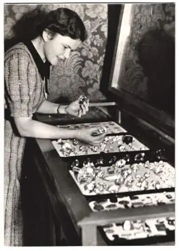 19 Fotografien Wilhelm Sturm, Ansicht Gablonz / Böhmen, Haida Glasmanufaktur, Handwerker produzieren Kristallglas u.a.