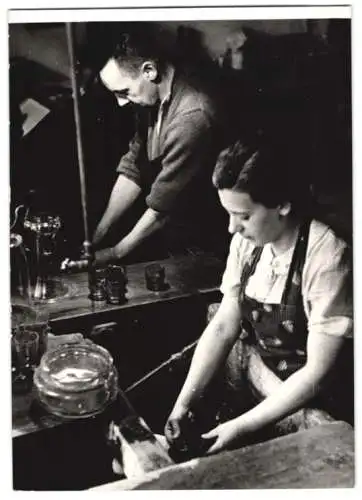 19 Fotografien Wilhelm Sturm, Ansicht Gablonz / Böhmen, Haida Glasmanufaktur, Handwerker produzieren Kristallglas u.a.