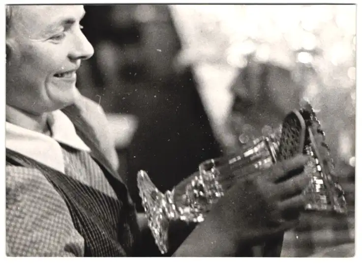 19 Fotografien Wilhelm Sturm, Ansicht Gablonz / Böhmen, Haida Glasmanufaktur, Handwerker produzieren Kristallglas u.a. 12