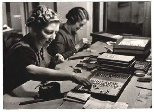 19 Fotografien Wilhelm Sturm, Ansicht Gablonz / Böhmen, Haida Glasmanufaktur, Handwerker produzieren Kristallglas u.a.