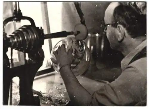 19 Fotografien Wilhelm Sturm, Ansicht Gablonz / Böhmen, Haida Glasmanufaktur, Handwerker produzieren Kristallglas u.a.