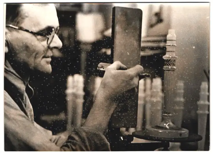 19 Fotografien Wilhelm Sturm, Ansicht Gablonz / Böhmen, Haida Glasmanufaktur, Handwerker produzieren Kristallglas u.a. 15