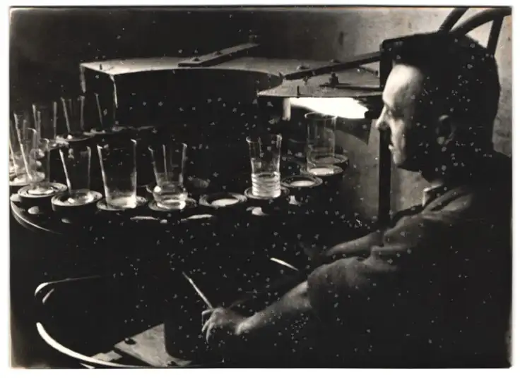 19 Fotografien Wilhelm Sturm, Ansicht Gablonz / Böhmen, Haida Glasmanufaktur, Handwerker produzieren Kristallglas u.a. 16