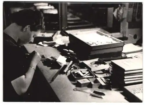 19 Fotografien Wilhelm Sturm, Ansicht Gablonz / Böhmen, Haida Glasmanufaktur, Handwerker produzieren Kristallglas u.a.