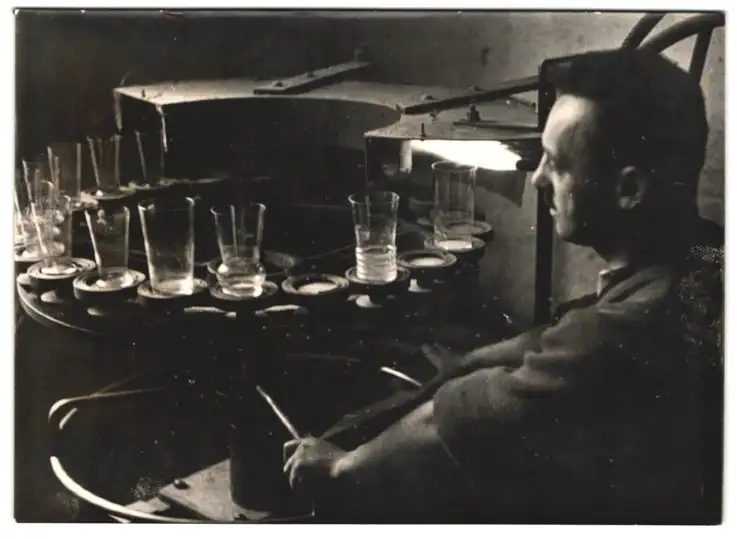 19 Fotografien Wilhelm Sturm, Ansicht Gablonz / Böhmen, Haida Glasmanufaktur, Handwerker produzieren Kristallglas u.a. 18