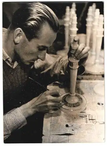 19 Fotografien Wilhelm Sturm, Ansicht Gablonz / Böhmen, Haida Glasmanufaktur, Handwerker produzieren Kristallglas u.a.