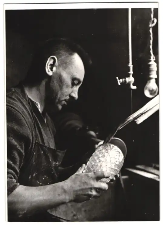19 Fotografien Wilhelm Sturm, Ansicht Gablonz / Böhmen, Haida Glasmanufaktur, Handwerker produzieren Kristallglas u.a. 5