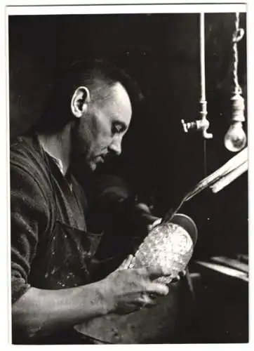 19 Fotografien Wilhelm Sturm, Ansicht Gablonz / Böhmen, Haida Glasmanufaktur, Handwerker produzieren Kristallglas u.a.