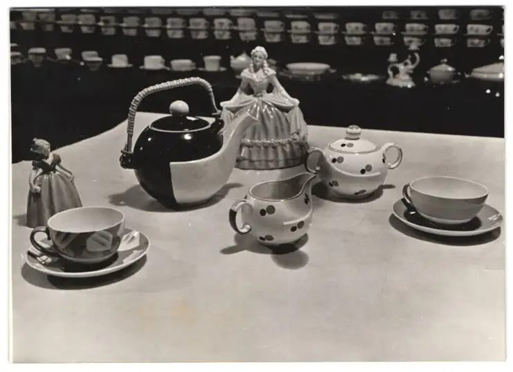 7 Fotografien Wilhelm Sturm, Ansicht Karlsbad, Porzellanfabrik Victoria AG, Porzellanmaler & Ausstellungssaal 2