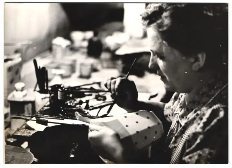 7 Fotografien Wilhelm Sturm, Ansicht Karlsbad, Porzellanfabrik Victoria AG, Porzellanmaler & Ausstellungssaal 4