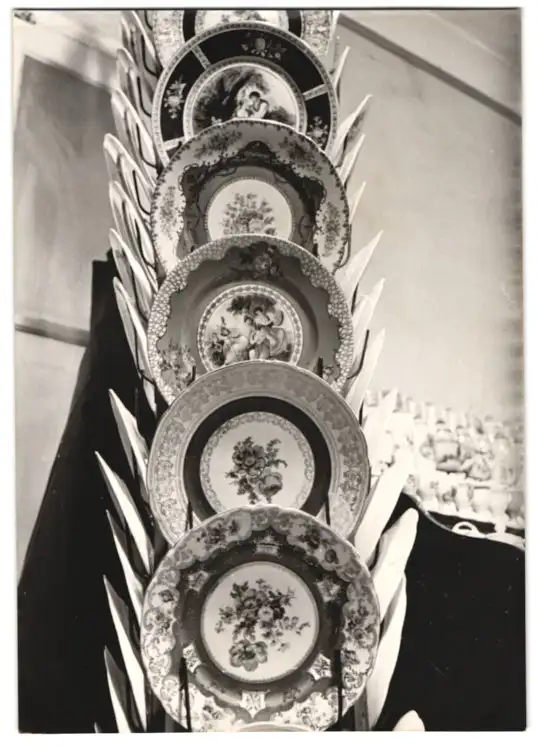 7 Fotografien Wilhelm Sturm, Ansicht Karlsbad, Porzellanfabrik Victoria AG, Porzellanmaler & Ausstellungssaal 5