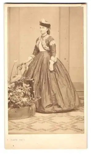 Fotografie F. Raps, Coeln a. Rh., Portrait Anna von Linsingen, verheiratete Anna von Wülknitz