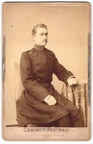 Fotografie unbekannter Fotograf und Ort, Portrait Kurt Freiherr von Gayl in Uniform als Reserveoffizier