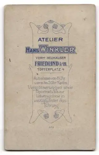 Fotografie Hans Winkler, Friedland i. B., junger Marine Offizier in Uniform mit Säben und Zweispitz auf dem Tisch