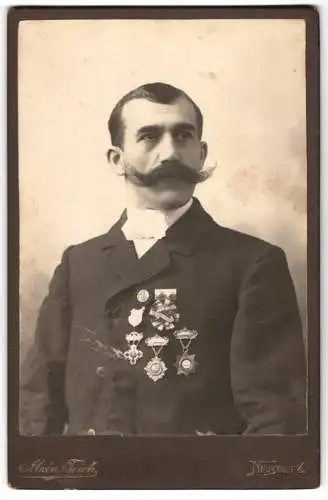 Fotografie Alwin Teich, Neustadt i. S., Portrait Herr Max Hösel als Schützenkönig mit Schützenorden, 1. Vorsitzender