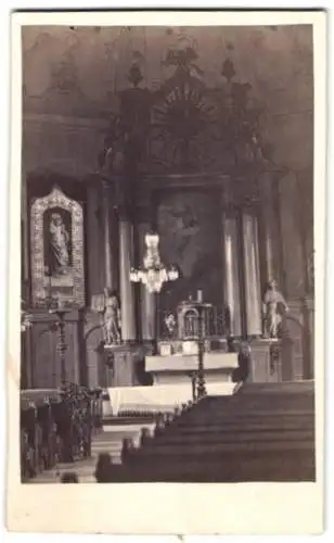 Fotografie unbekannter Fotograf und Ort, Innenansicht einer christlichen Kirche mit Blick zum Altar, Petrus Abbildung