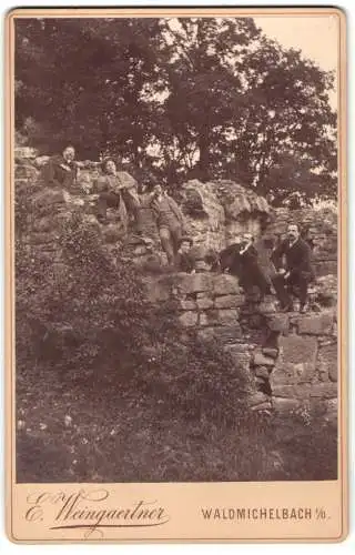 Fotografie E. Weingartner, Waldmichelbach i. O., Ansicht Siedelsbrunn, Herren an der Ruine der Wallfahrtskirche