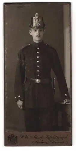 Fotografie Wilh. Mauss, Marburg i. H., Marburger Jäger Ernst Warburger in Uniform mit Tschako, 1915