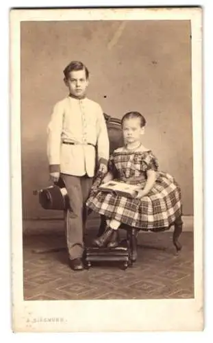 Fotografie A. Siegmund, Hamburg, junger Knabe August Schröder als Kadett in Uniform nebst seiner Schwester Mini Schröder