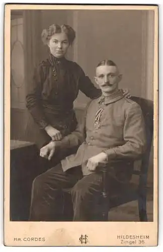 Fotografie Hr. Cordes, Hildesheim, Uffz. in Uniform mit Orden Eisernes Kreuz nebst seiner Frau