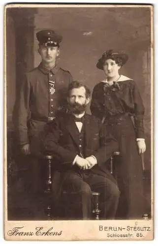 Fotografie Franz Erkens, Berlin-Steglitz, junger Soldat in Uniform mit Orden Eisernes Kreuz mit Familie, Kriegsausmarsch